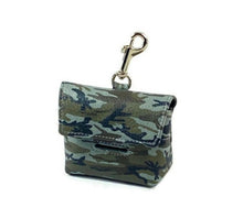 Cargar imagen en el visor de la galería, Camouflage Classic leather poop bag holder